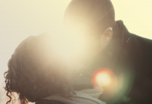 two people kissing in sunset representing spicy fragrance section