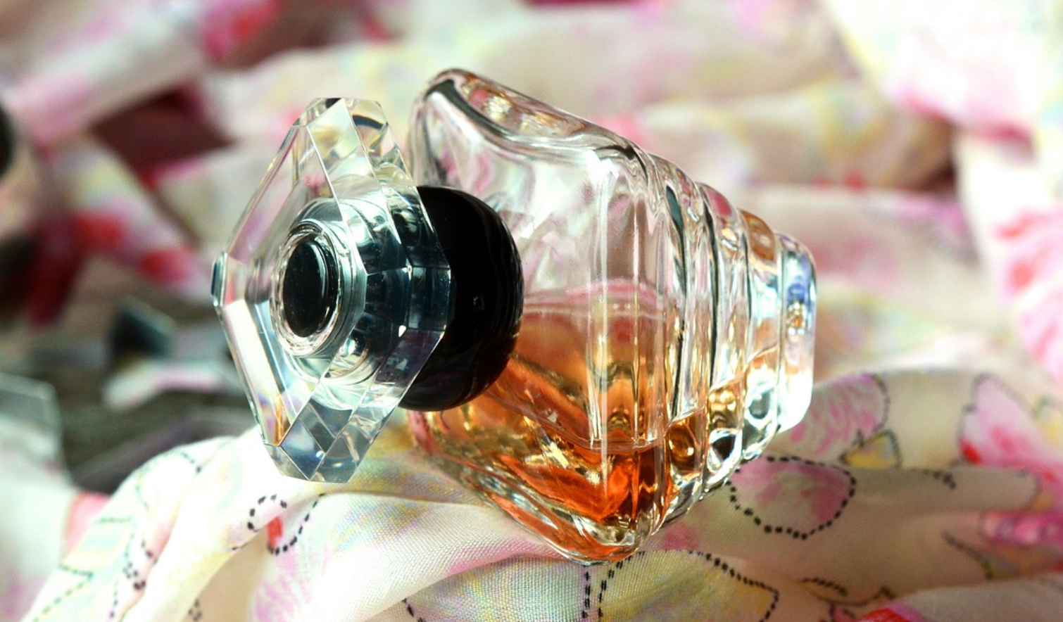 Spicy Perfumes for Fall and the Holidays: Warm, Bold, and Unforgettable Scents